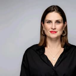 Laura Kaye, headshot